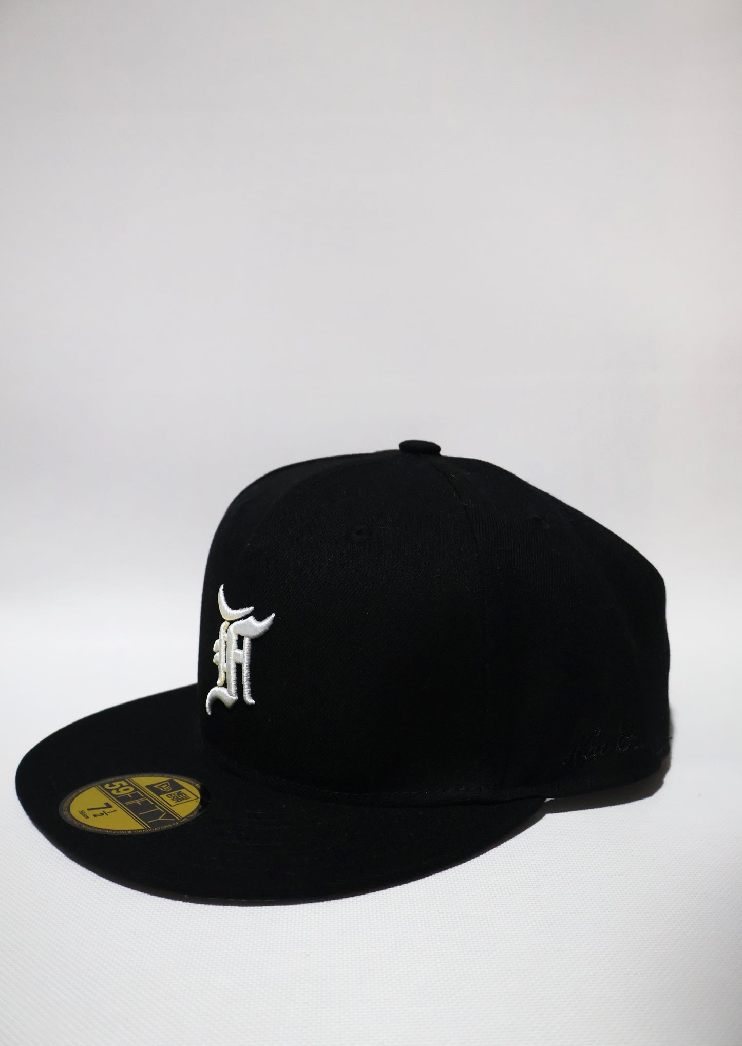 FOG PLAIN BLACK FITTED
