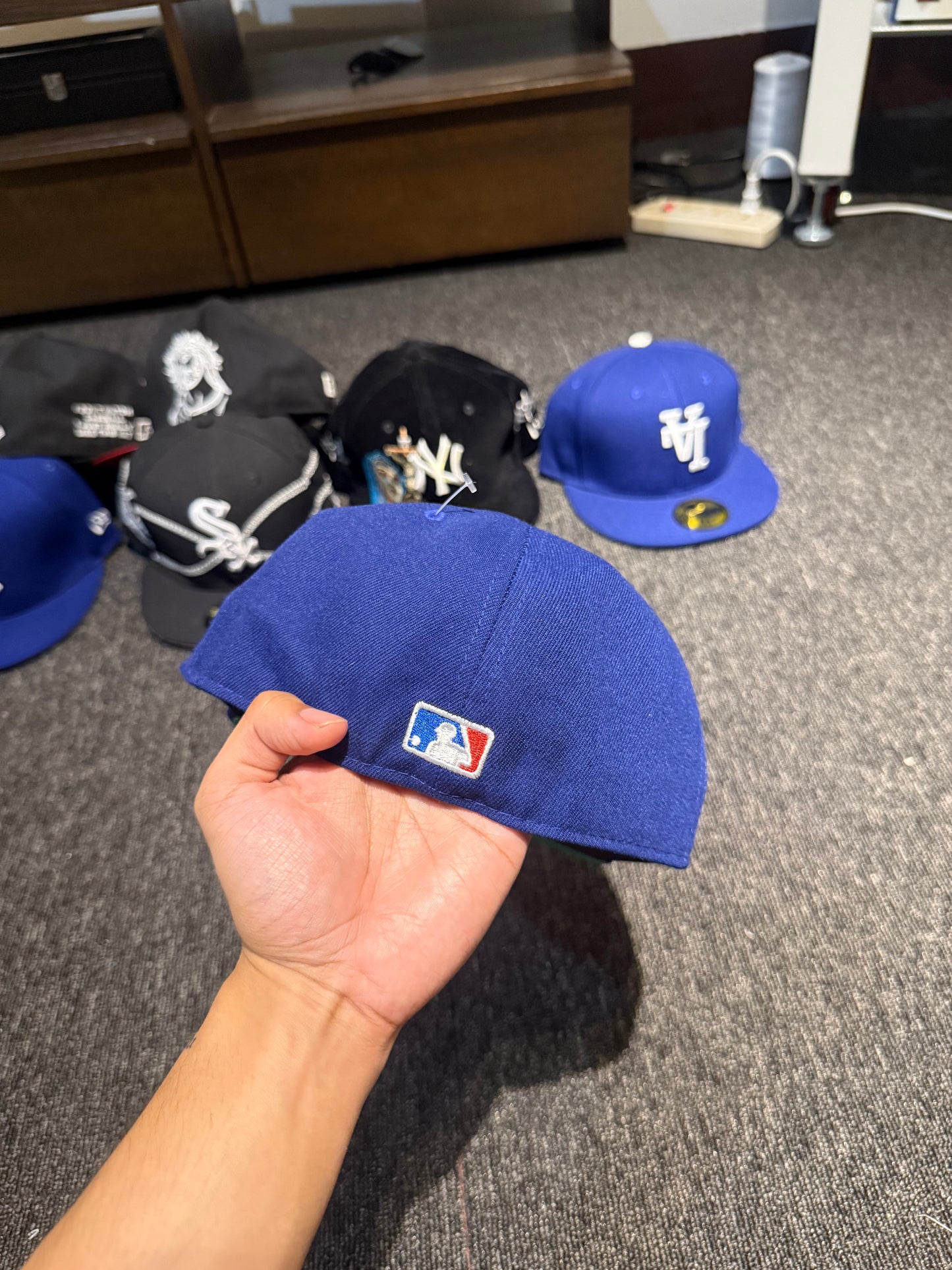 LA INVERTED FITTED HAT