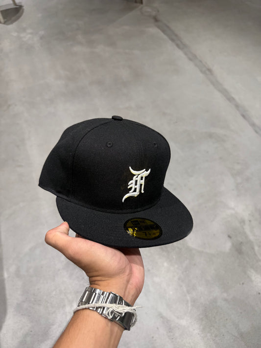 FOG PLAIN BLACK FITTED