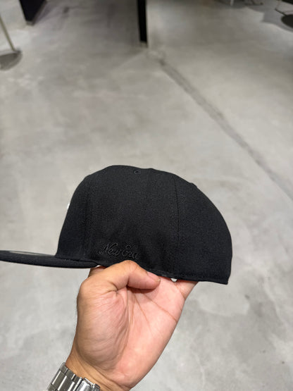 FOG PLAIN BLACK FITTED