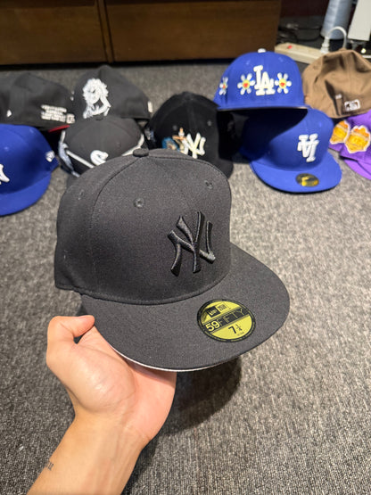 NY TRIPLE BLACK FITTED