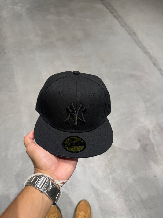 NY TRIPLE BLACK FITTED
