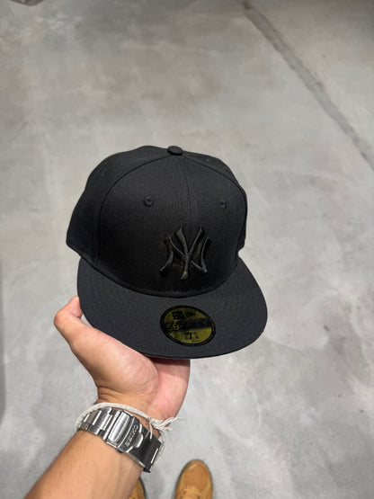 NY TRIPLE BLACK FITTED