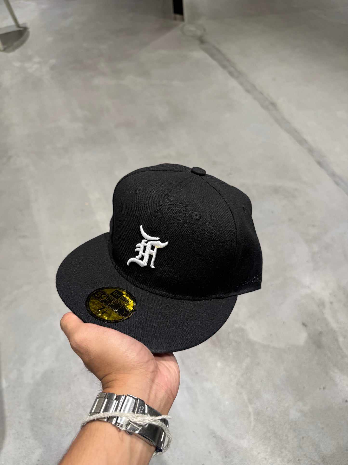 FOG PLAIN BLACK FITTED