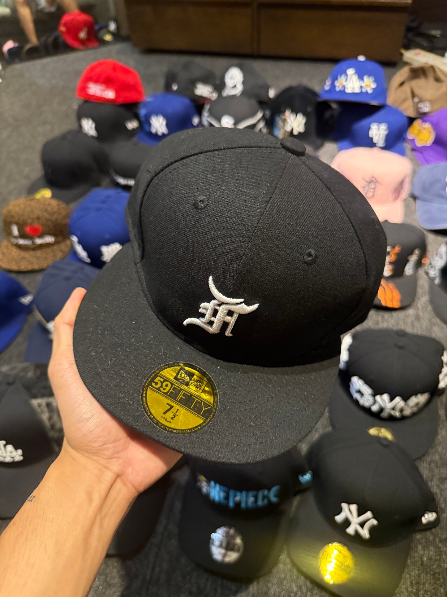 FOG BLACK FITTED HAT
