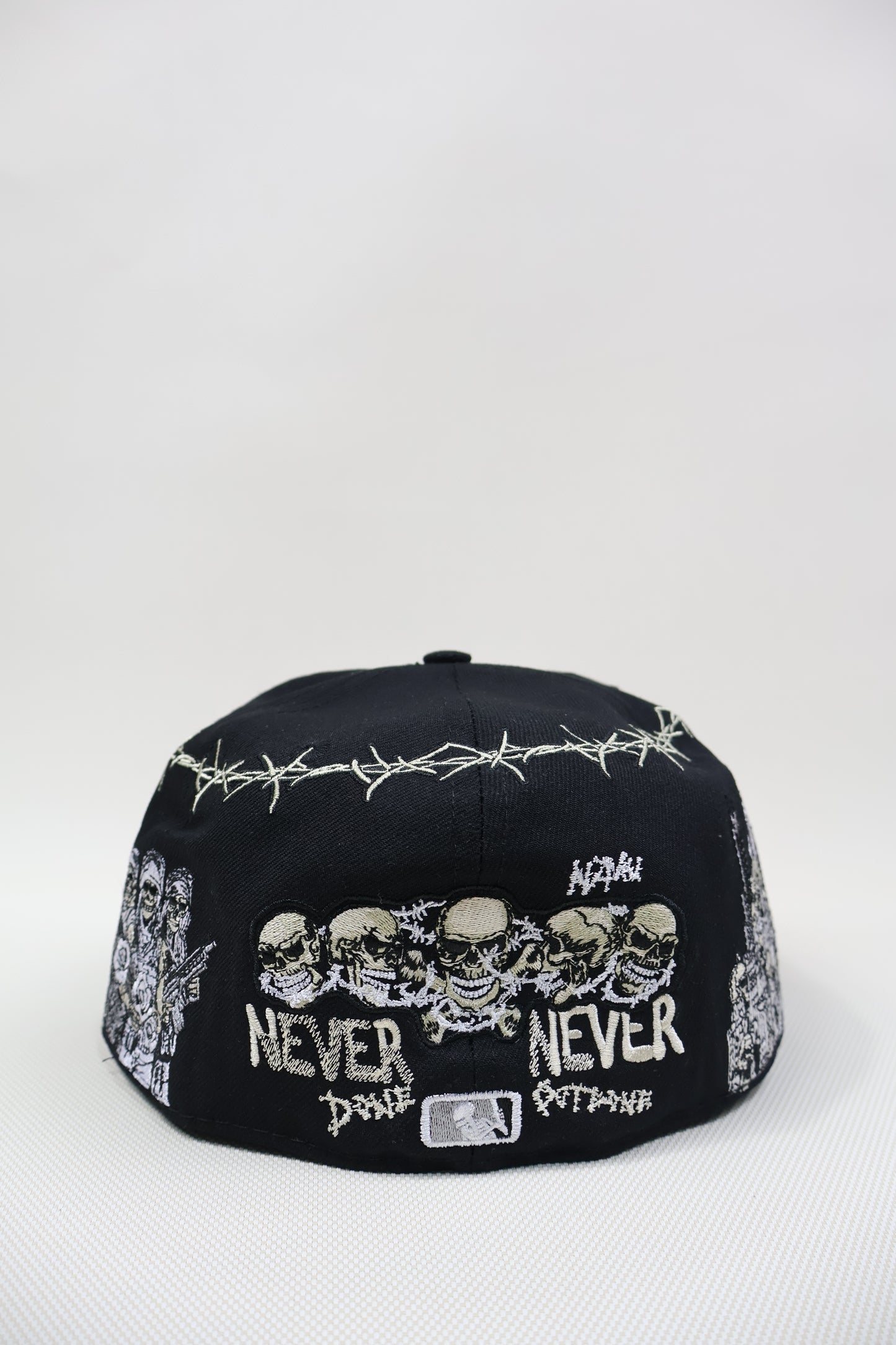 SOX CHAIN BONES EMBROIDERY FITTED HAT