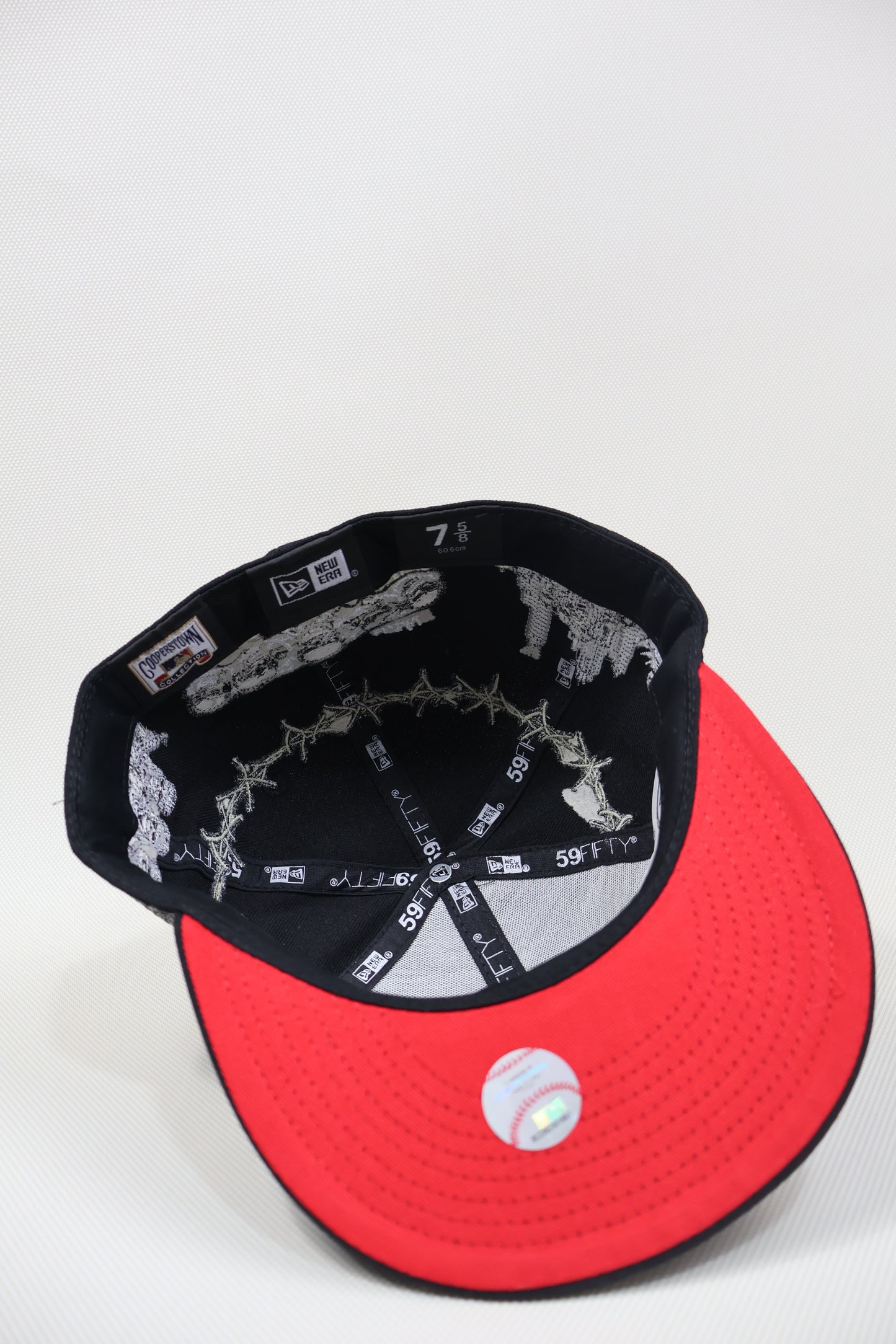 SOX CHAIN BONES EMBROIDERY FITTED HAT