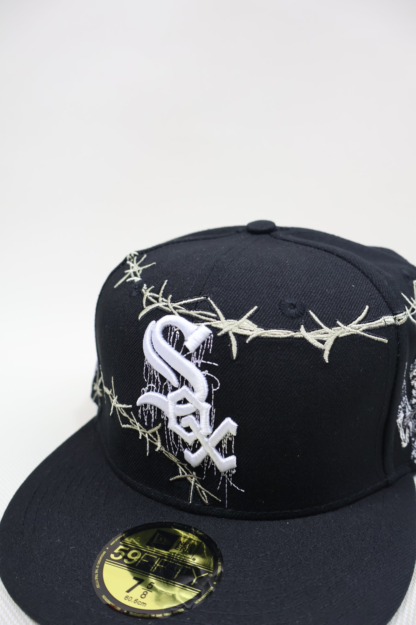 SOX CHAIN BONES EMBROIDERY FITTED HAT
