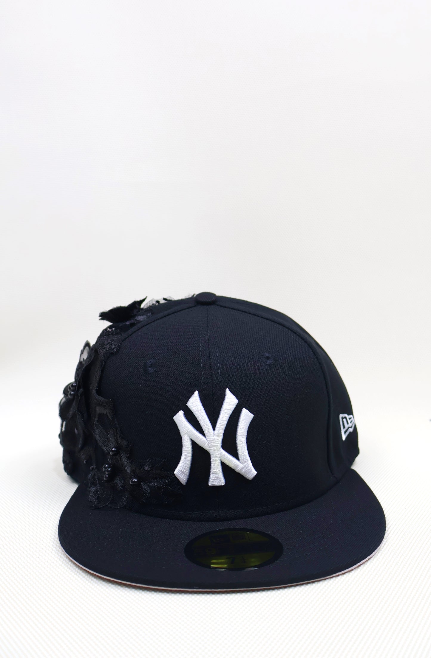 NY BLACK FLORAL FITTED HAT