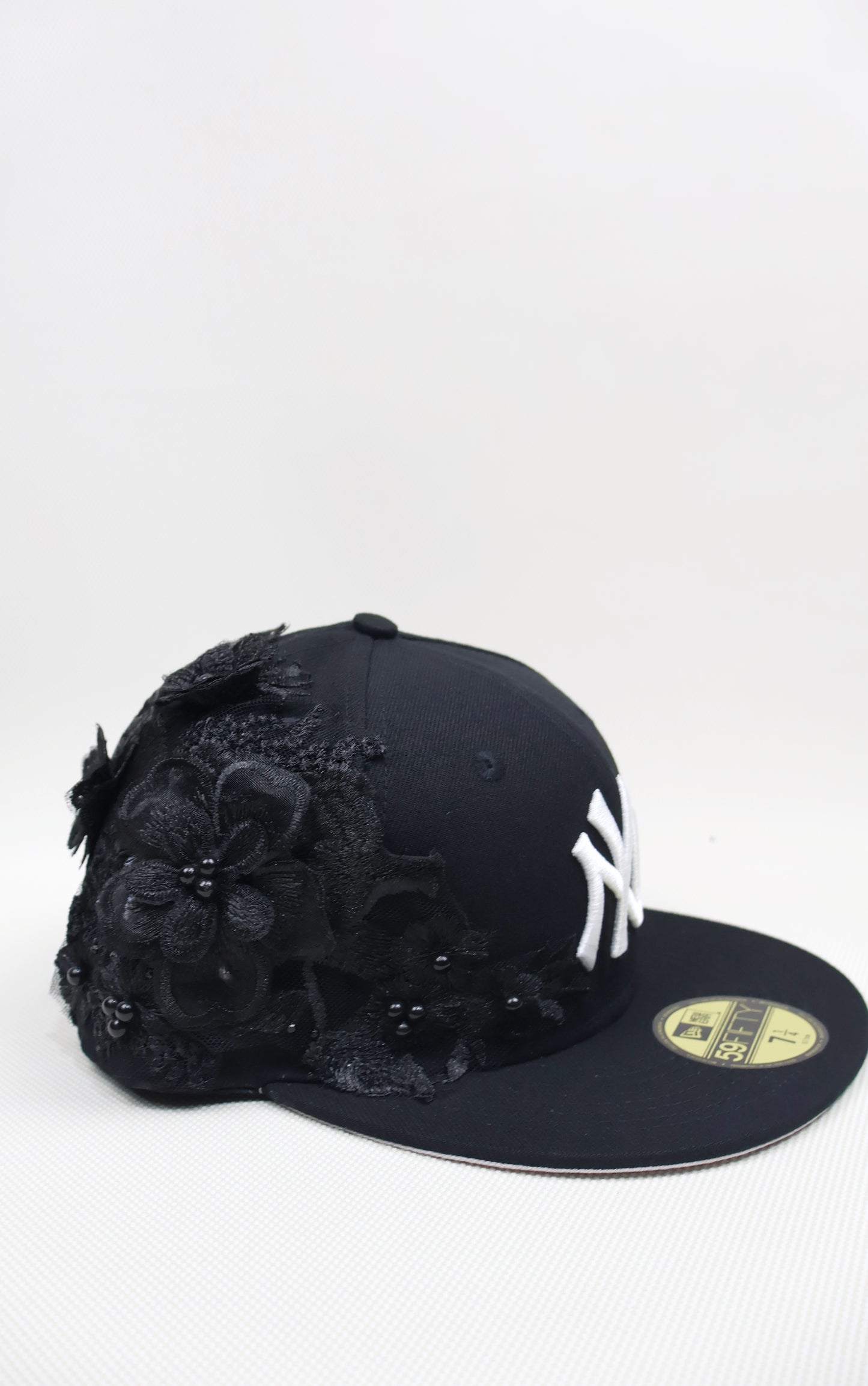 NY BLACK FLORAL FITTED HAT