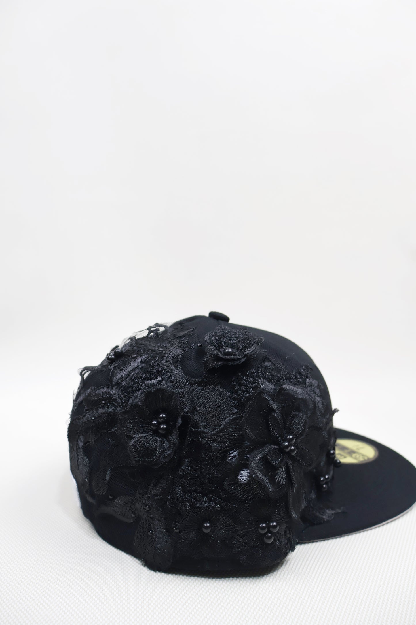 NY BLACK FLORAL FITTED HAT