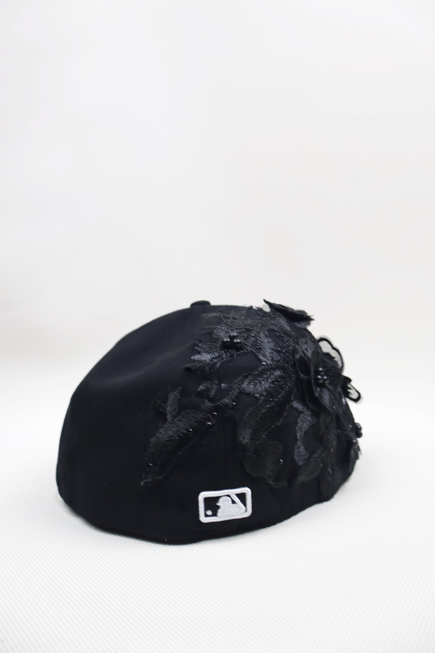 NY BLACK FLORAL FITTED HAT