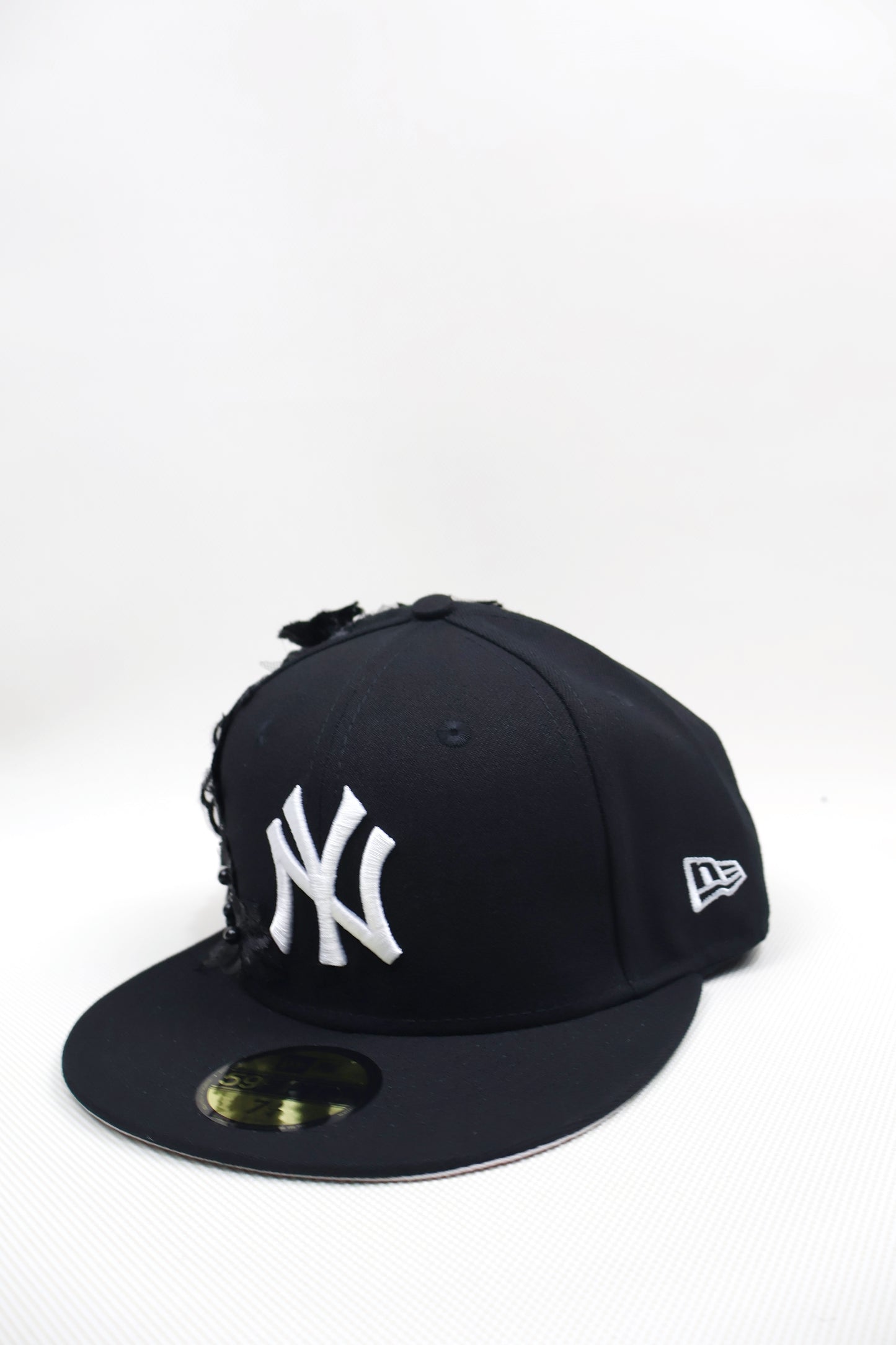 NY BLACK FLORAL FITTED HAT