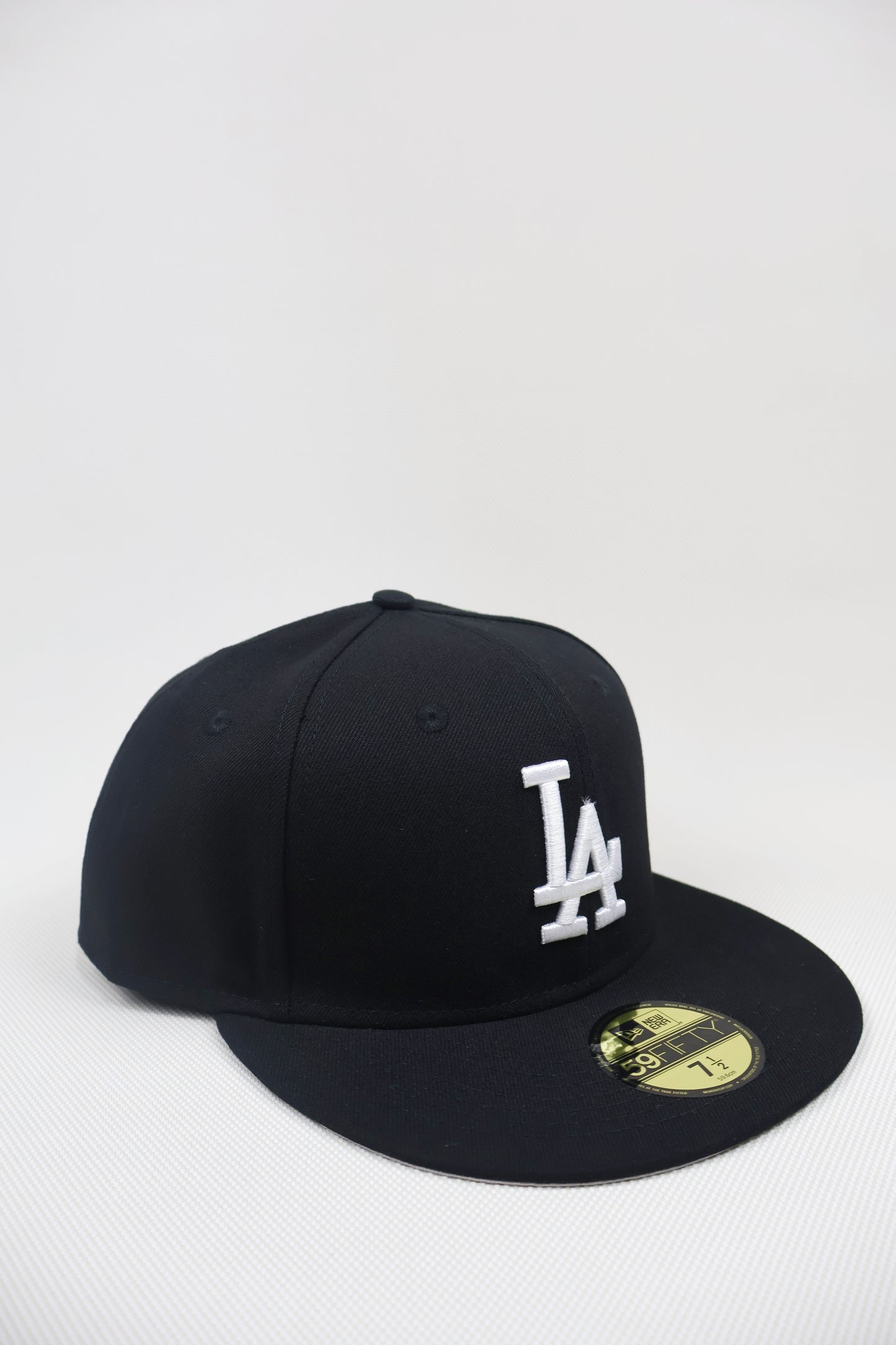 LA PLAIN BLACK FITTED HAT